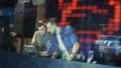 Fonsi Nieto se enamora de una joven camarera rubia