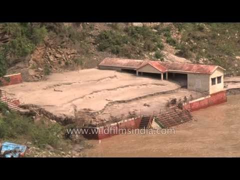 Devprayag : Uttarakhand flood dumps sand and silt into buildings