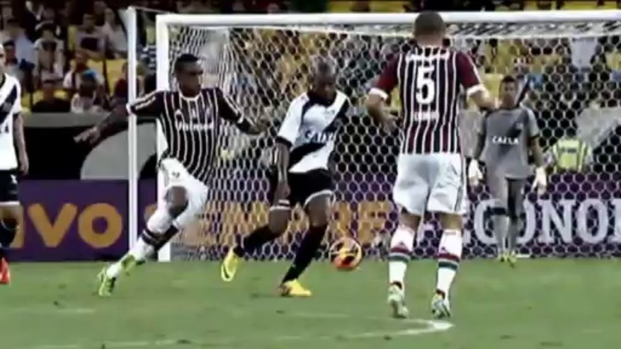 Brasileiro: Tunnel! Sandro führt Diago vor