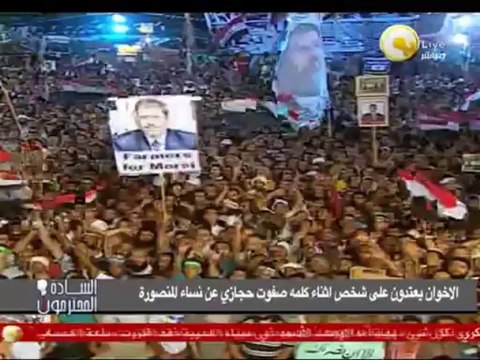 السادة المحترمون: الإخوان يعتدون على شخص أثناء كلمة صفوت حجازي عن نساء المنصورة