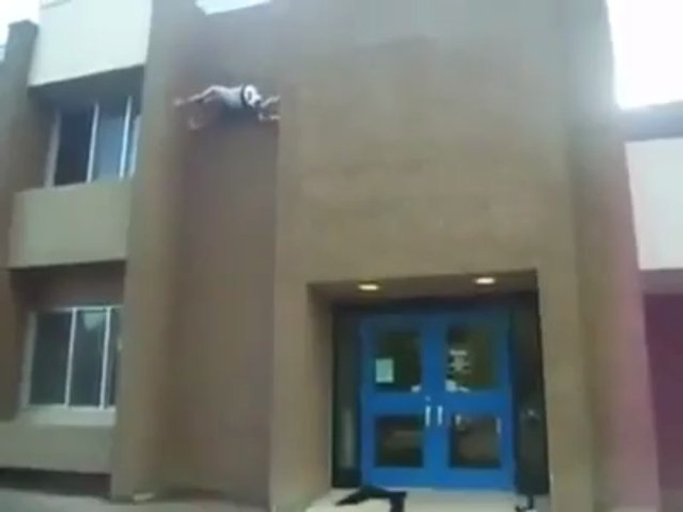 Régis fait de l'escalade d'immeuble