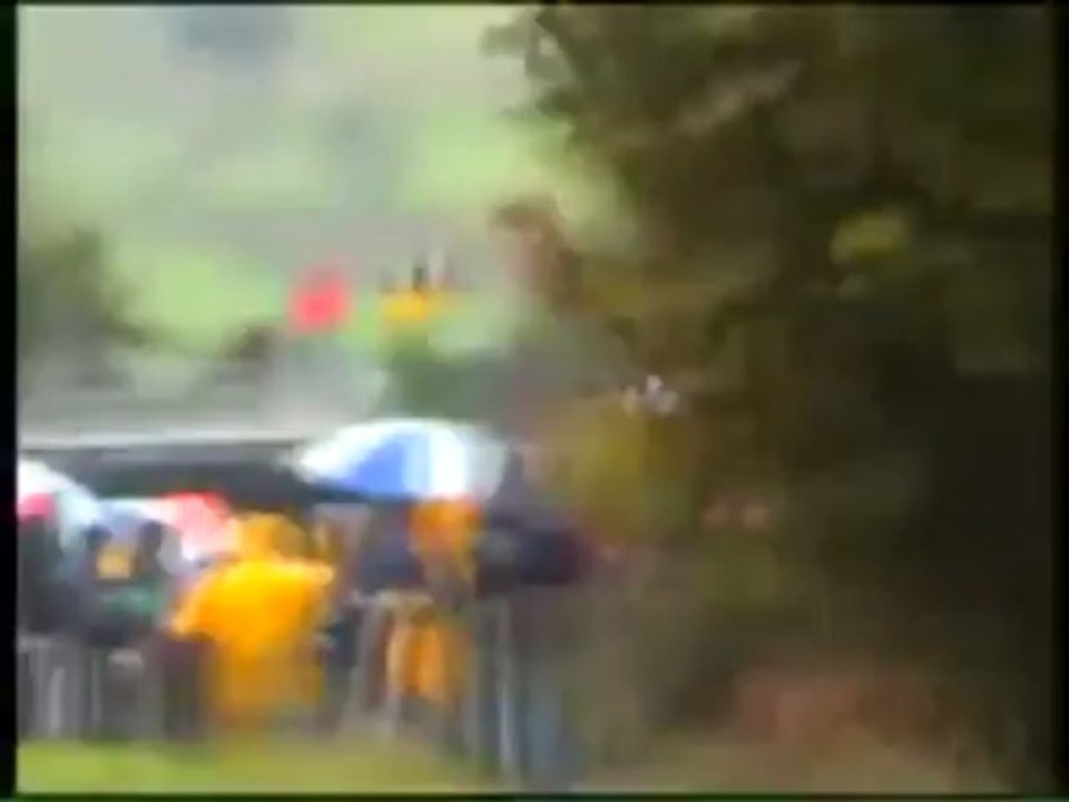 Une poupée gonflable qui bouge distrait un pilote de rallye