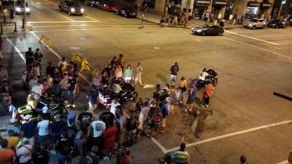 Faire un burn en moto au milieu des gens