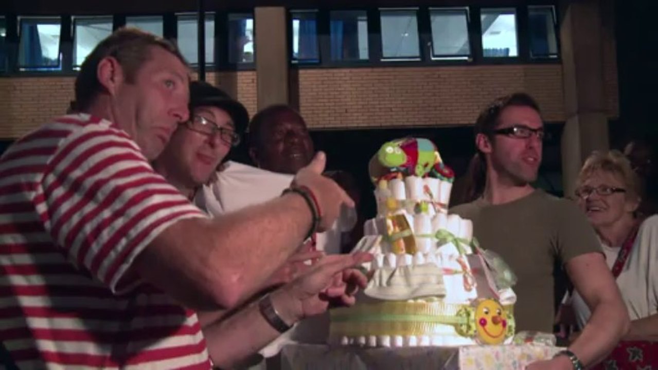 Crowds flock to Buckingham Palace for royal birth announcement