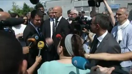 Valls à une habitante de Trappes : "Ne regardez pas trop Twitter"