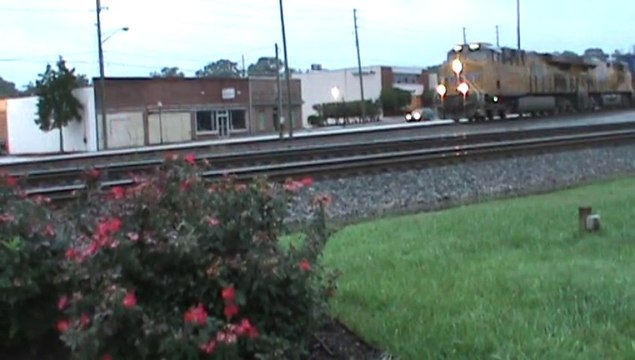 Union Pacific intermodal train east through Austell Ga. (2)