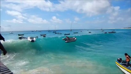 UNE VAGUE DETRUIT SON BATEAU