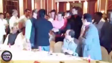 Salman Khan & Shahrukh @ Baba Siddiqui's IFTAR PARTY: MUST WATCH