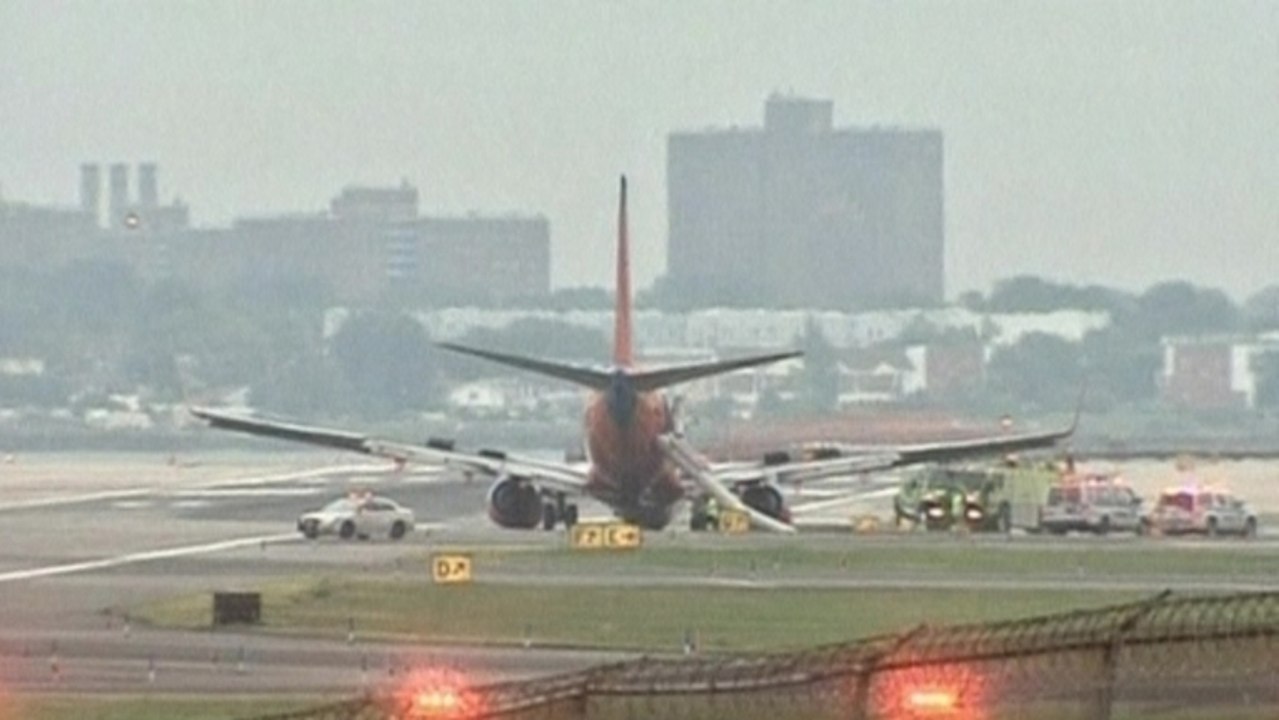 Plane landing gear collapses