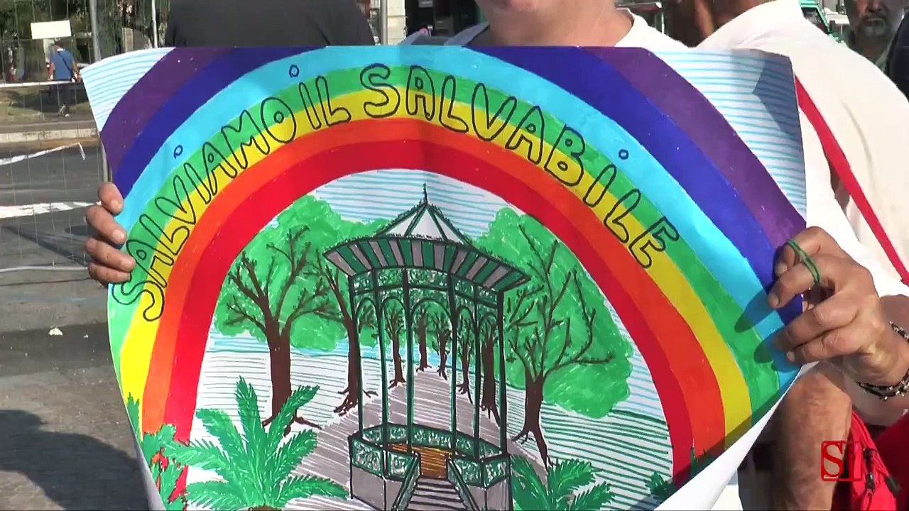 Napoli - "Funerale" della villa comunale, contestato Sodano -1- (22.07.13)