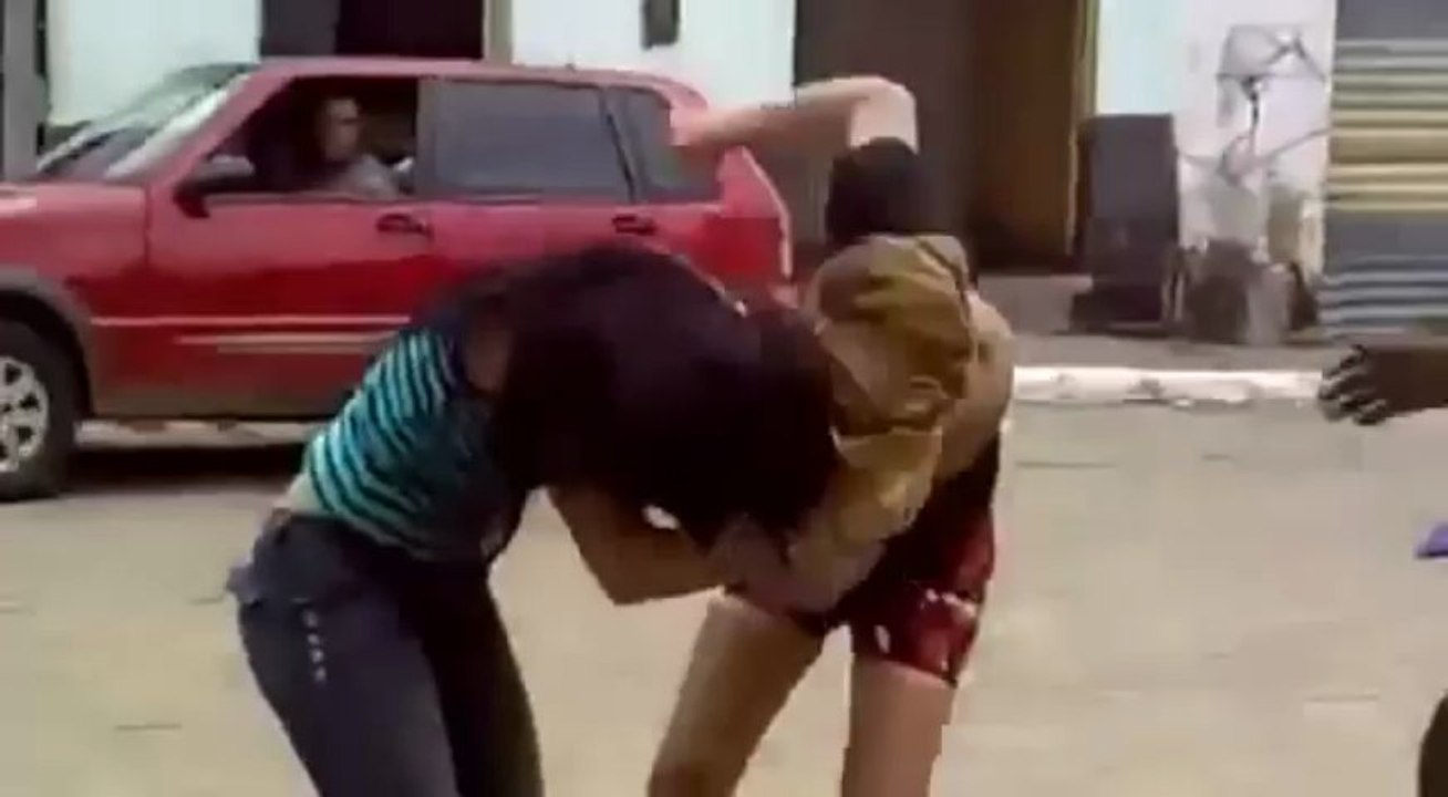 Acımasız Kız Kavgası Komik