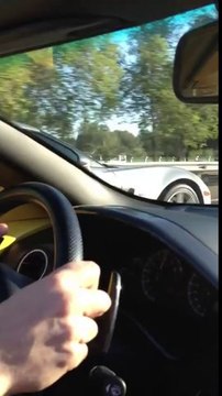 Course entre une Lamborghini et une Corvette ZR1 sur la route