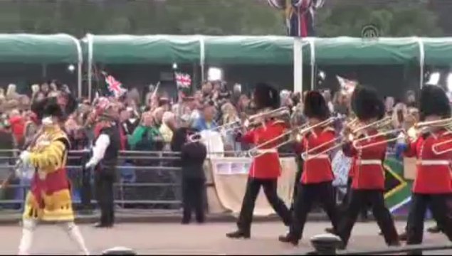 Kraliyet bebeği dünyaya geldi