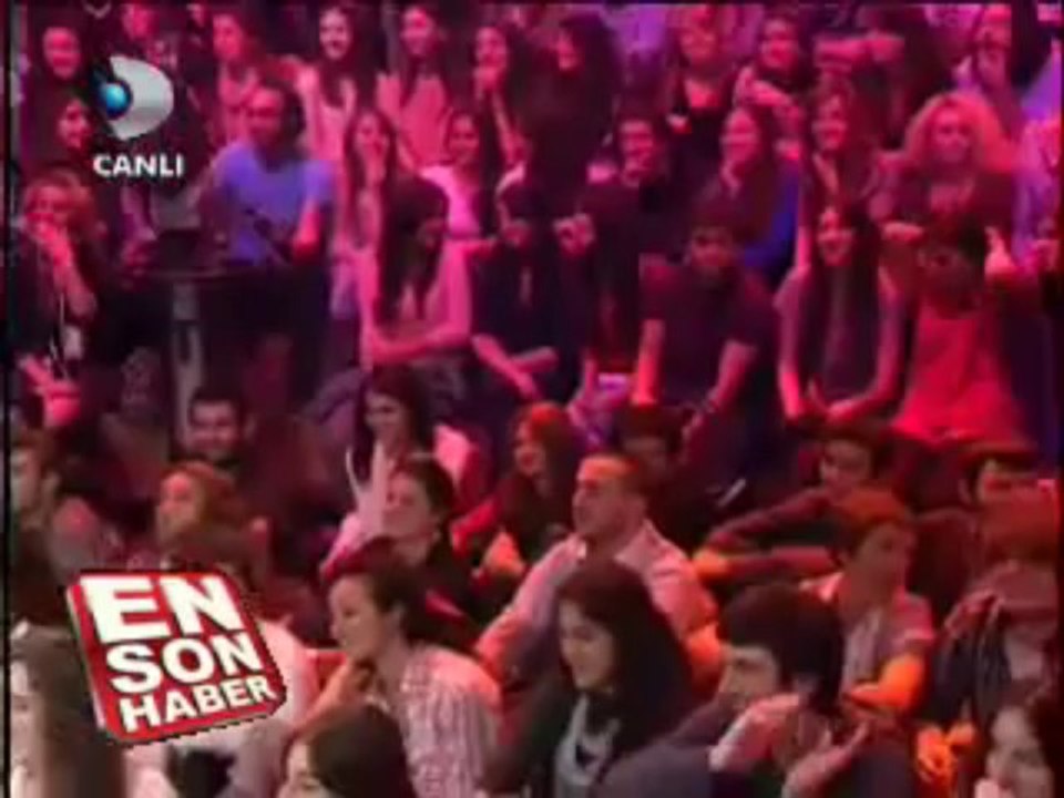 Disko Kralı Simge Tertemiz Canlı yayında 18 bacak muhabbeti