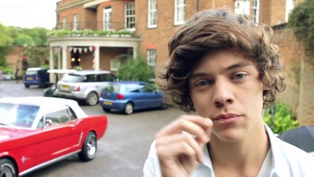 One Direction - Behind the scenes at the photoshoot - Harry