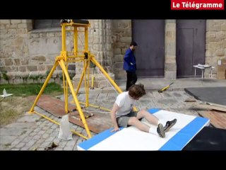 Guingamp. Le parvis de la basilique transformée en piste de cirque