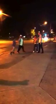 Un maigrelet défonce des membres d'un gang à LA !! Règlement de comptes & combat de rue !!