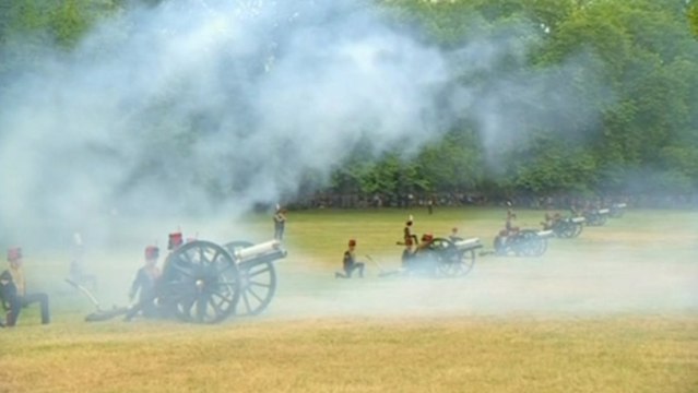 London gun salutes celebrate royal baby