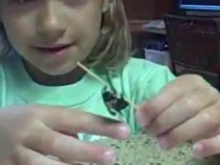 La petite Julia dresse une abeille!