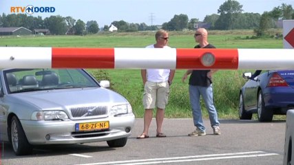 Automobilist opgesloten op opengaande Dorkwerderbrug - RTV Noord