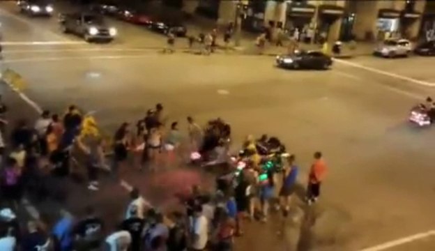 Un motard embarque plusieurs piétons et les traîne sur 10m!