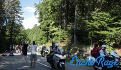 Il saute en VTT au dessus du Tour De France en pleine étape !!