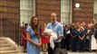 Royal baby:Kate tiene in braccio bebè poi lo passa a...