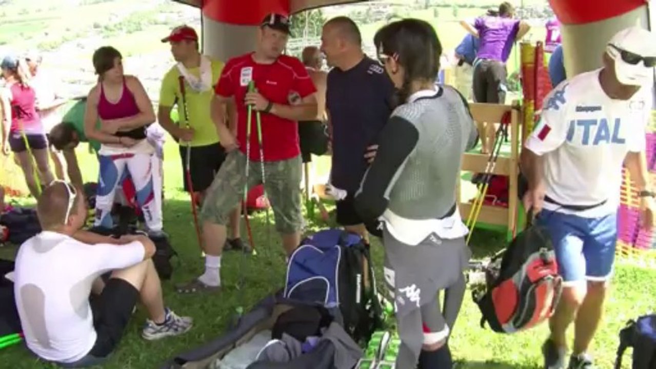 Mit affenzahn über die alm: grasski