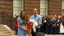 Kate et William présentent le Royal Baby aux caméras devant la maternité