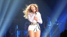 Beyonce Gets Hair Caught In Fan During Concert