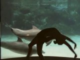 Une fille danse et fait rire des dauphins!
