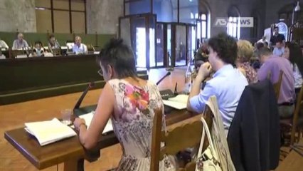 TAGLI ALLA POLITICA, LA MOZIONE FA DISCUTERE