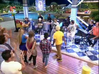 A Fazenda 6 Peões se divertem ao som do Jeito Moleque