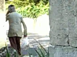 un vieu ki fouille les poubel