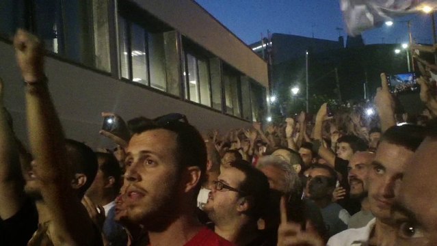 Ντελίριο ενθουσιασμού από τον κόσμο στα γραφεία της ΠΑΕ Ολυμπιακός