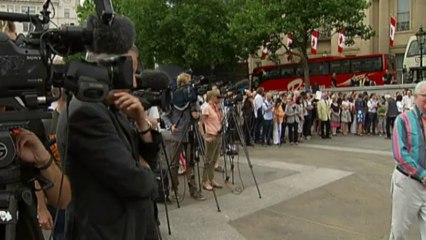 Boris unveils big blue cockerel in Trafalgar Square