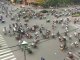 Le pire croisement du monde !! Des milliers de scooters, motos et vélos sans règlementation !!