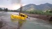 Un tracteur russe coincé sous 2m d'eau réussit à sortir seul !! Vive le matériel made in russia...