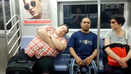 La blague du gars qui s'endort sur ton épaule dans le métro... Caméra cachée dans le métro New-Yorkais !!