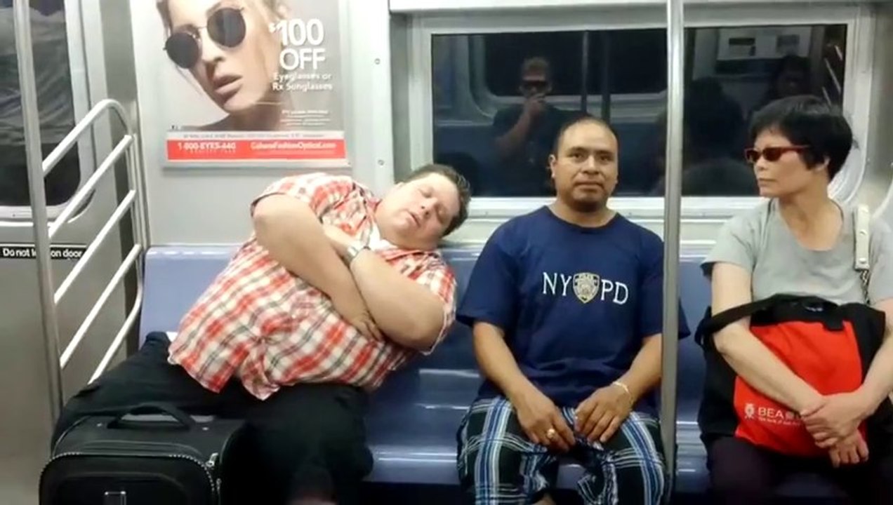 La blague du gars qui s'endort sur ton épaule dans le métro... Caméra cachée dans le métro New-Yorkais !!