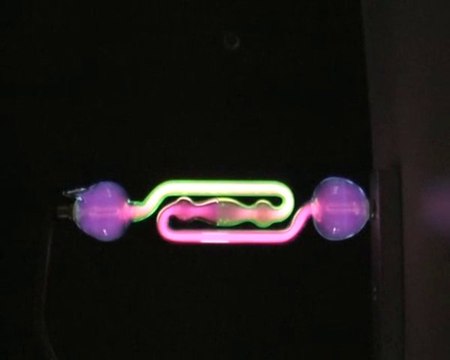 Décharges électriques lumineuses, de Louis XIV aux tubes fluos