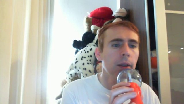 Wiwi égratigne une énorme boule rouge de Serge Utge-Royo