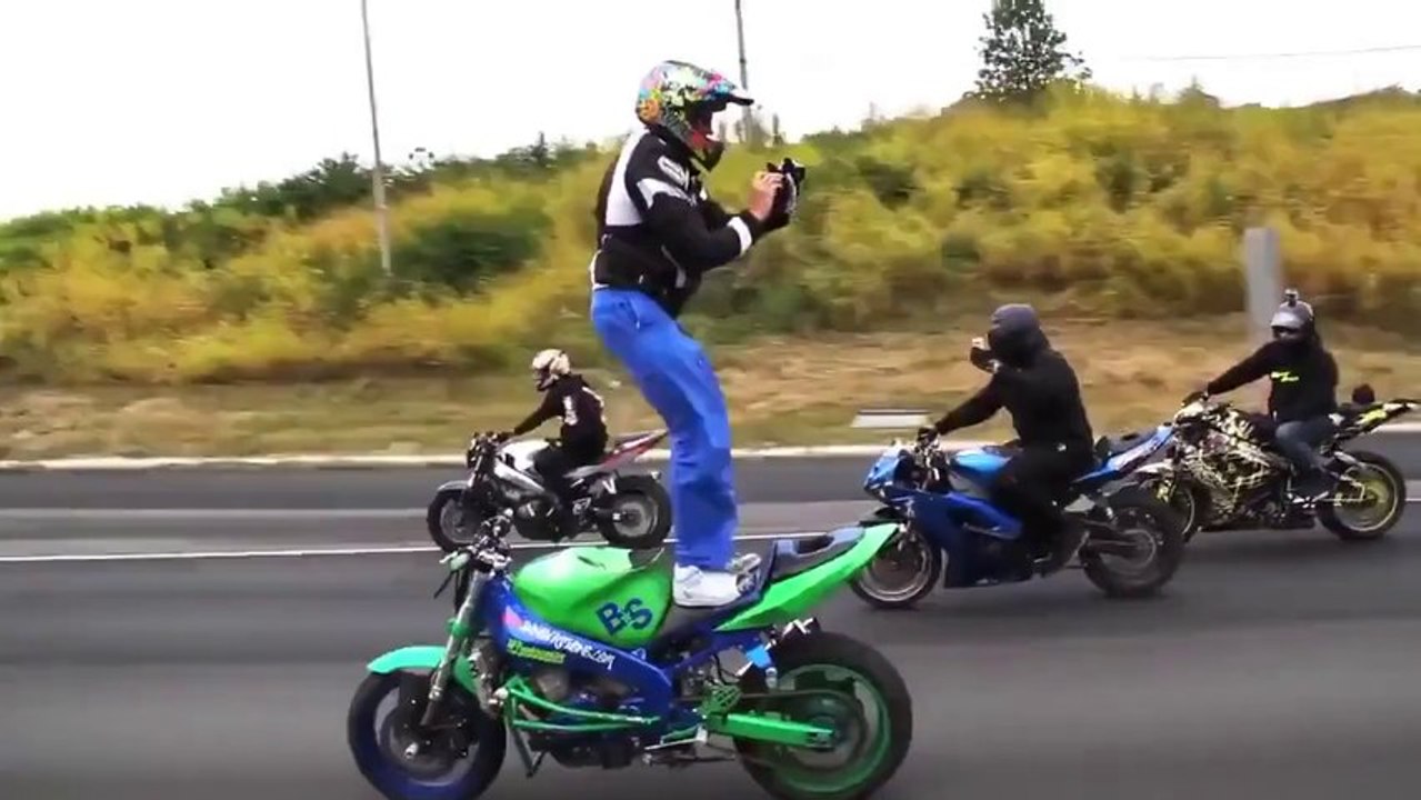 Quelques beaux wheelings à moto