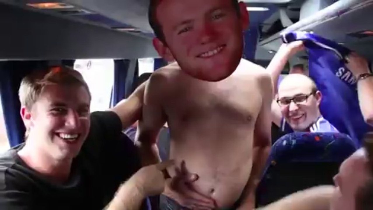Wayne Rooney  "The Running Man"   derriere le bus de Chelsea