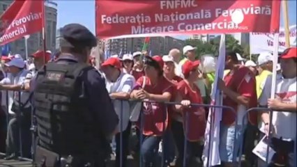 Trabajadores ferroviarios rumanos protestan contra la...