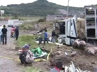UN ACCIDENTE MAS EN LA CURVA TRAICIONERA..NODO VIAL ATOTONILCO EL ALTO.
