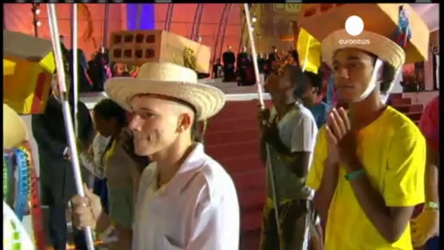 Papa Francesco accolto da una folla di giovani a Copacabana