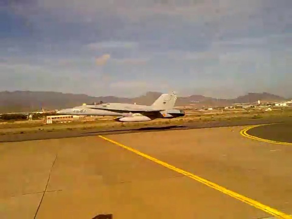 Vol en rase motte d'un avion de chasse