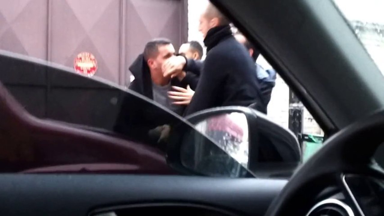 Un policier donne un coup de tête dans la rue