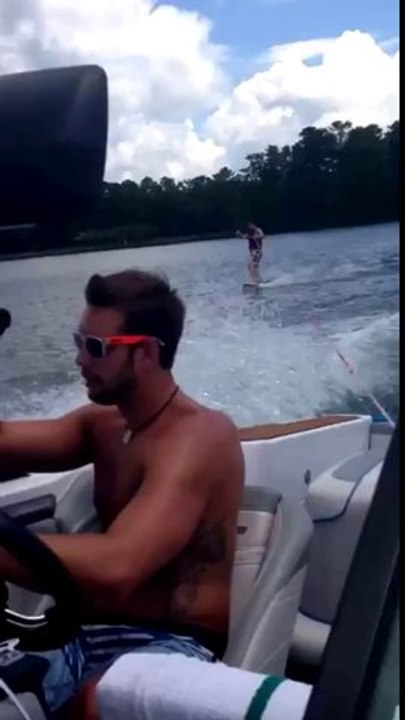 Un mec tracté en SkimBoard se mange le bateau